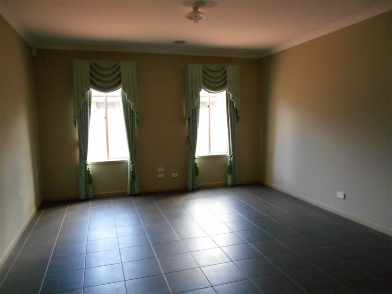 38 Baddeley Circuit, Cranbourne North VIC 3977
