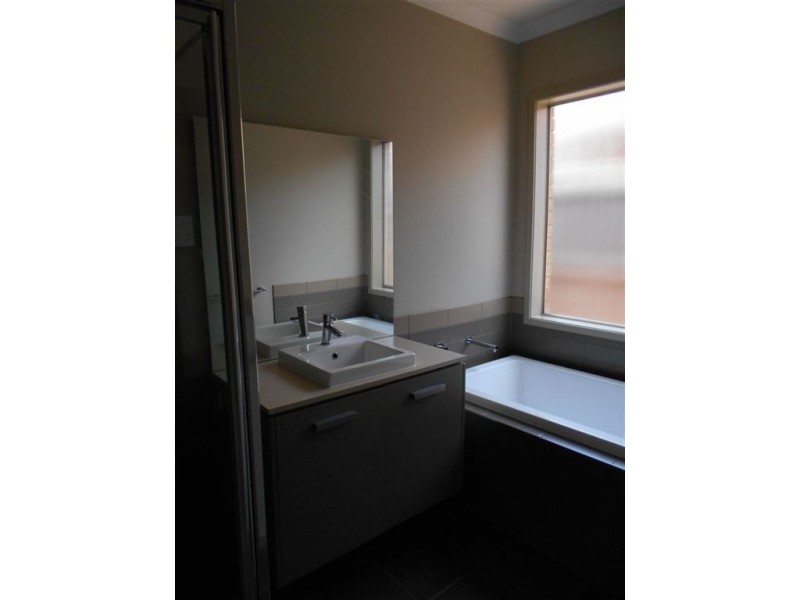38 Baddeley Circuit, Cranbourne North VIC 3977