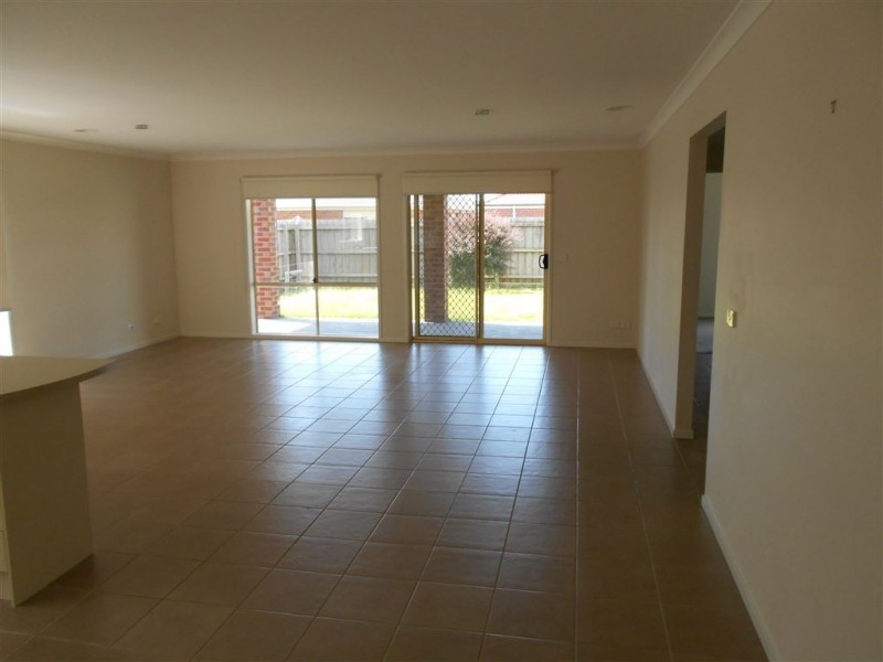 6 Kingsbarn Court, Cranbourne VIC 3977