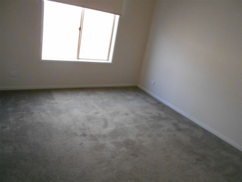 6 Kingsbarn Court, Cranbourne VIC 3977