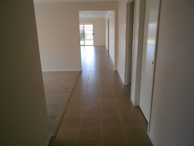 6 Kingsbarn Court, Cranbourne VIC 3977