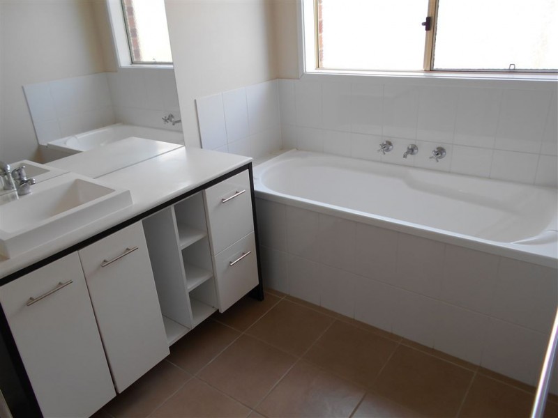 6 Kingsbarn Court, Cranbourne VIC 3977