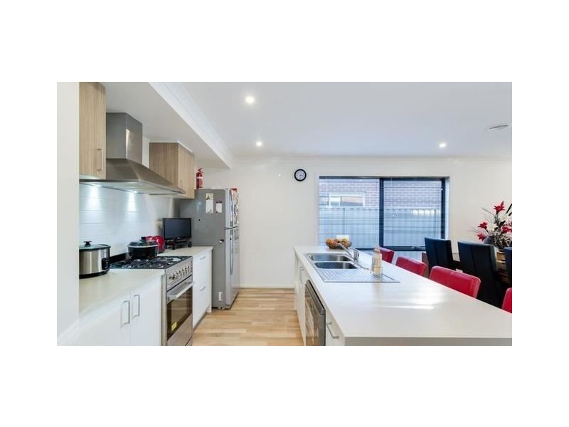 5 Stark Circuit, Cranbourne East VIC 3977