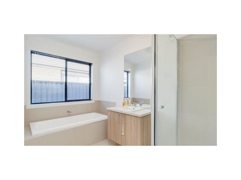 5 Stark Circuit, Cranbourne East VIC 3977
