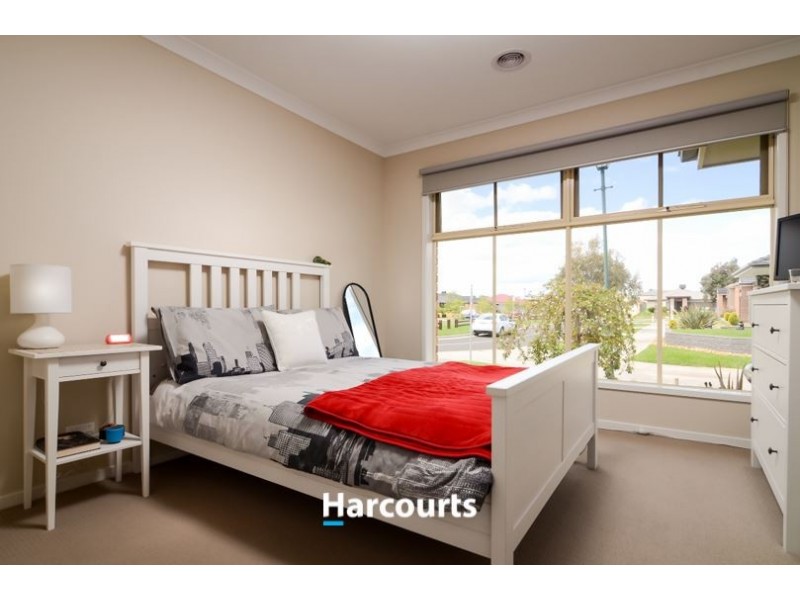 8 Tarwin Place, Cranbourne East VIC 3977