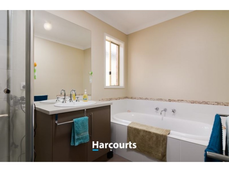 8 Tarwin Place, Cranbourne East VIC 3977