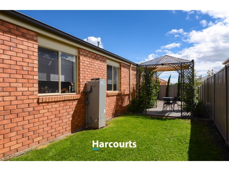 8 Tarwin Place, Cranbourne East VIC 3977