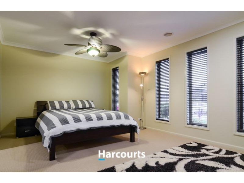 12 Dellinea St, Cranbourne North VIC 3977