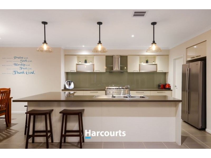 8 Graziers Crescent, Clyde North VIC 3978