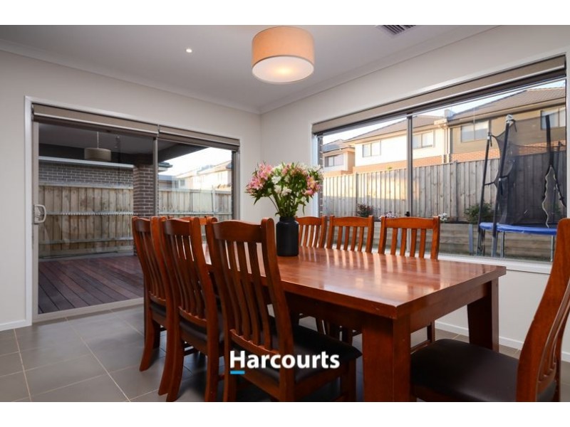 8 Graziers Crescent, Clyde North VIC 3978