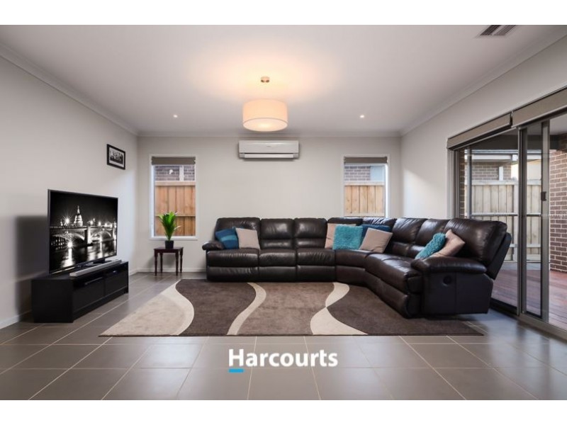 8 Graziers Crescent, Clyde North VIC 3978