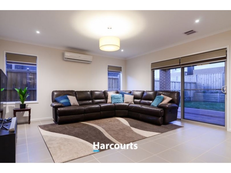 8 Graziers Crescent, Clyde North VIC 3978