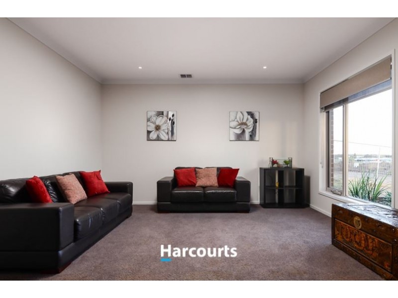 8 Graziers Crescent, Clyde North VIC 3978