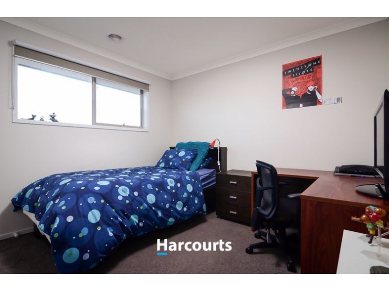 8 Graziers Crescent, Clyde North VIC 3978