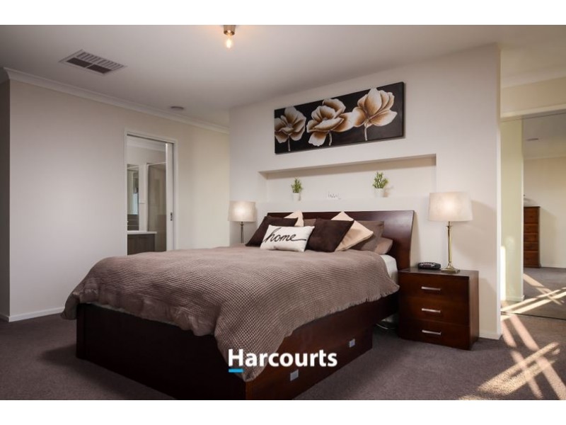 8 Graziers Crescent, Clyde North VIC 3978