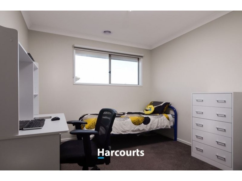 8 Graziers Crescent, Clyde North VIC 3978