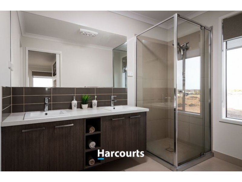 8 Graziers Crescent, Clyde North VIC 3978