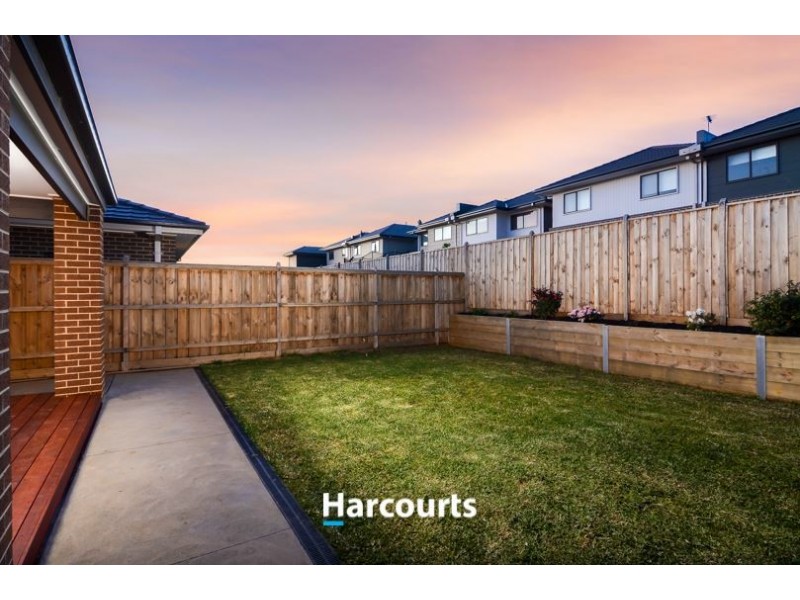 8 Graziers Crescent, Clyde North VIC 3978