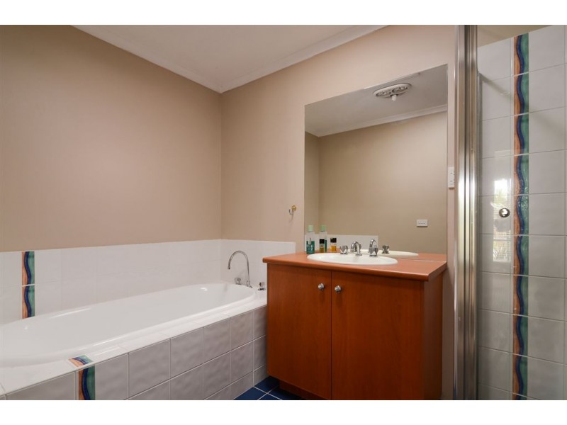 20 Pevensey Drive, Narre Warren South VIC 3805