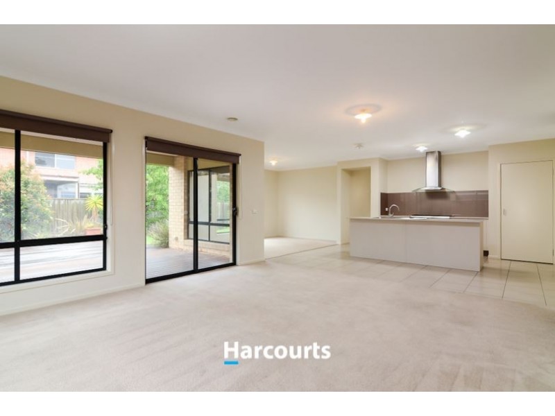 14 Whitegum Way, Cranbourne North VIC 3977