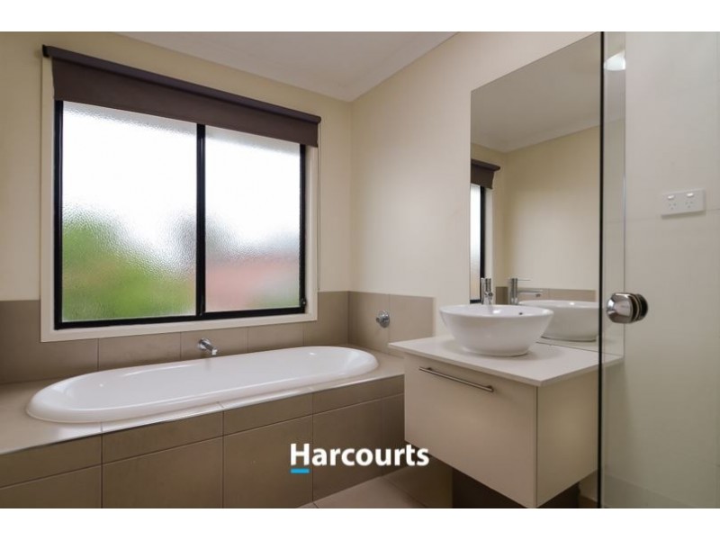14 Whitegum Way, Cranbourne North VIC 3977