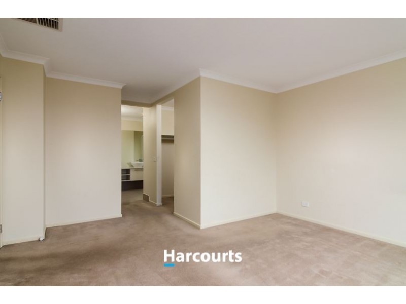 14 Whitegum Way, Cranbourne North VIC 3977