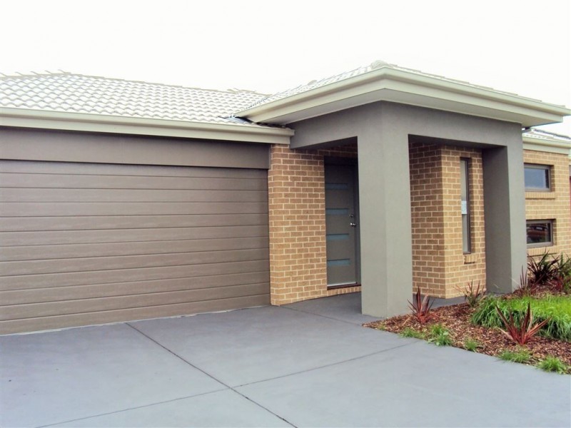 33 Serenity Street, Pakenham VIC 3810