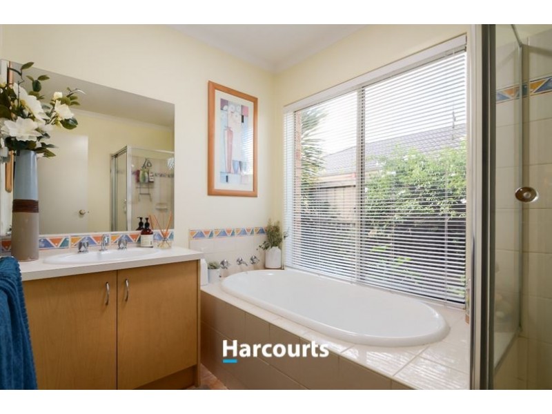 6 Dunoon Rd, Narre Warren South VIC 3805
