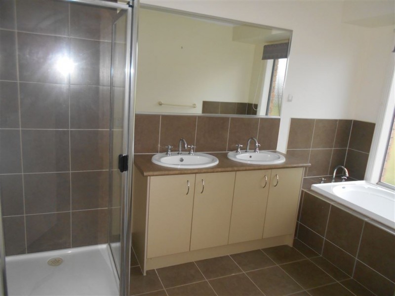 25 Meadow Road, Devon Meadows VIC 3977