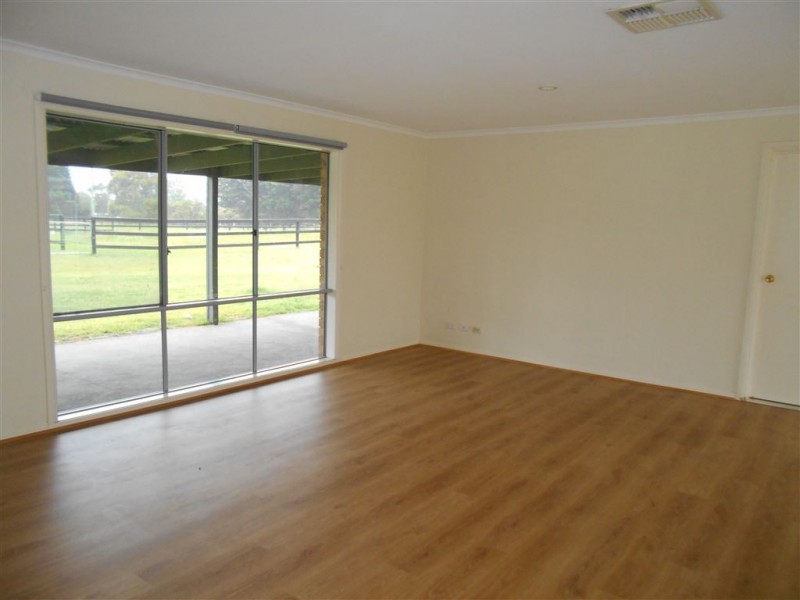 25 Meadow Road, Devon Meadows VIC 3977