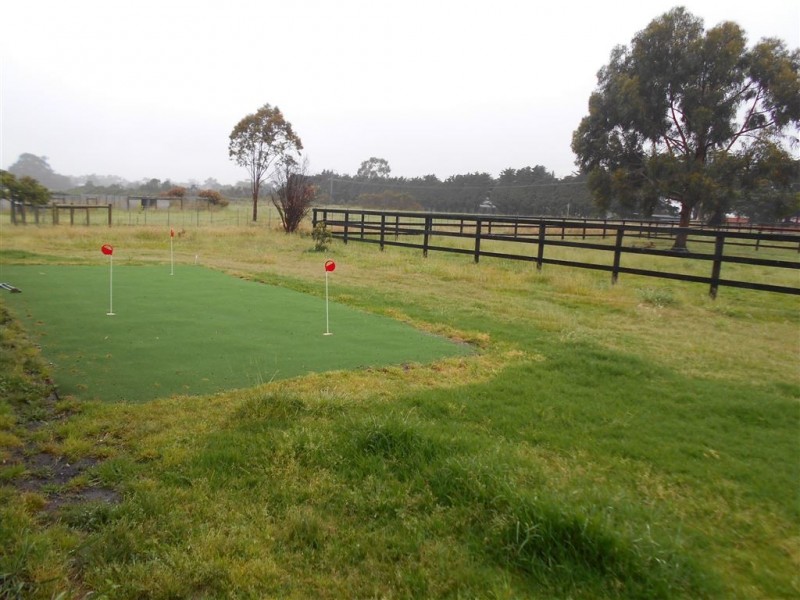 25 Meadow Road, Devon Meadows VIC 3977