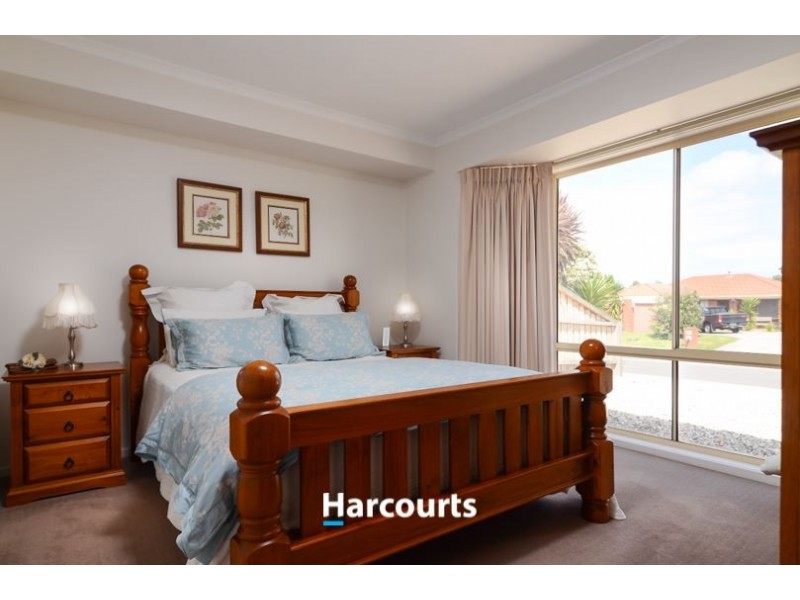 28 Lansell Drive, Cranbourne North VIC 3977