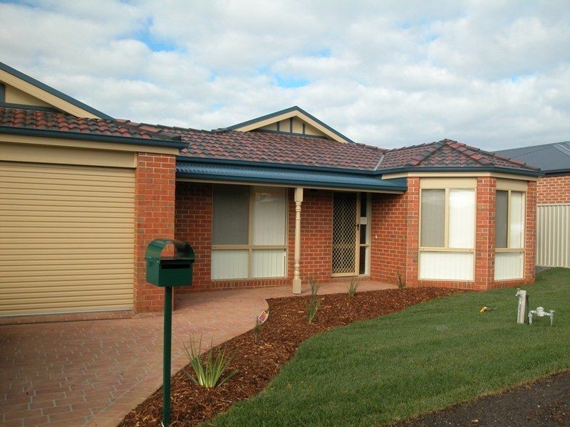 43 Stonehill Circuit, Cranbourne VIC 3977