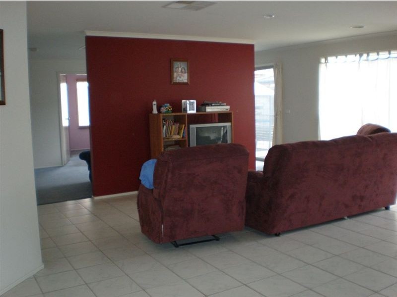 15 Blandford Crescent, Narre Warren South VIC 3805