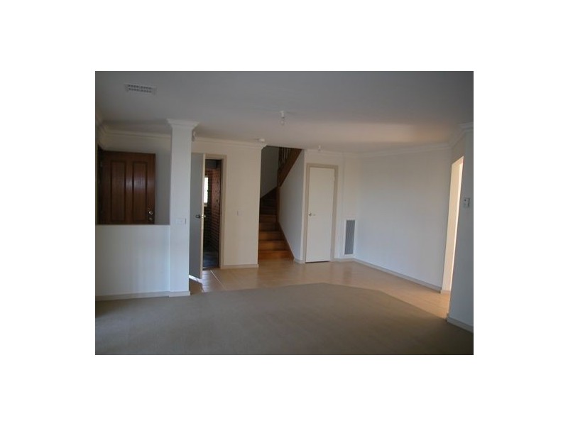 2/4 Ridge Court, Hampton Park VIC 3976