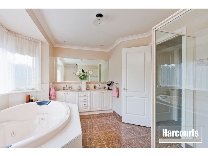 16 Mandurah Chase, Berwick VIC 3806