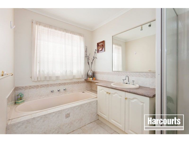 8 Dunmera Crescent, Narre Warren South VIC 3805