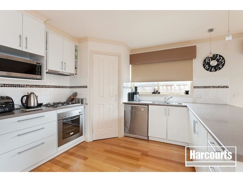 16 Yorkshire Drive, Cranbourne North VIC 3977