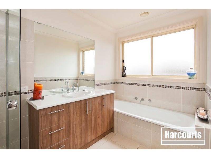 16 Yorkshire Drive, Cranbourne North VIC 3977