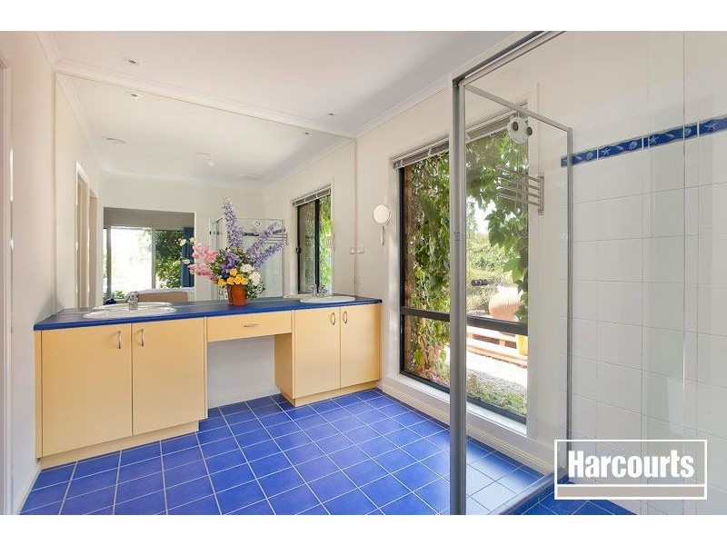 2 St Ives Drive, Narre Warren South VIC 3805