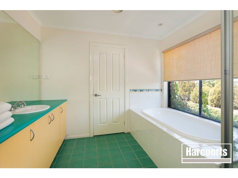 2 St Ives Drive, Narre Warren South VIC 3805