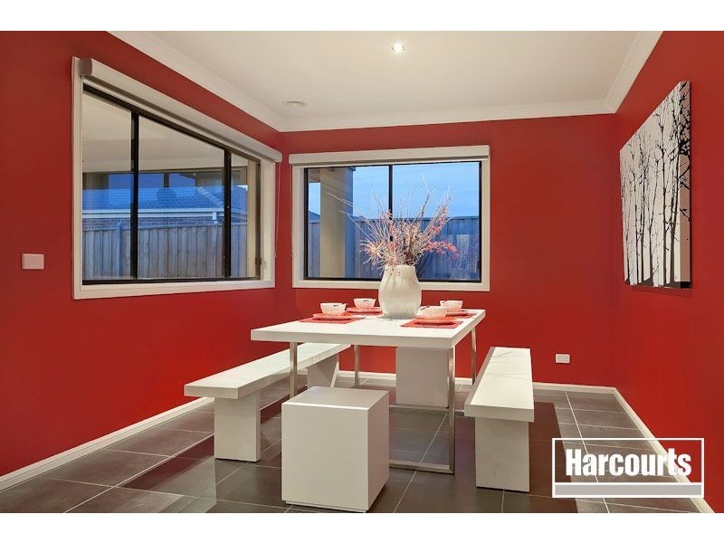 8 Bronson Circuit, Cranbourne North VIC 3977