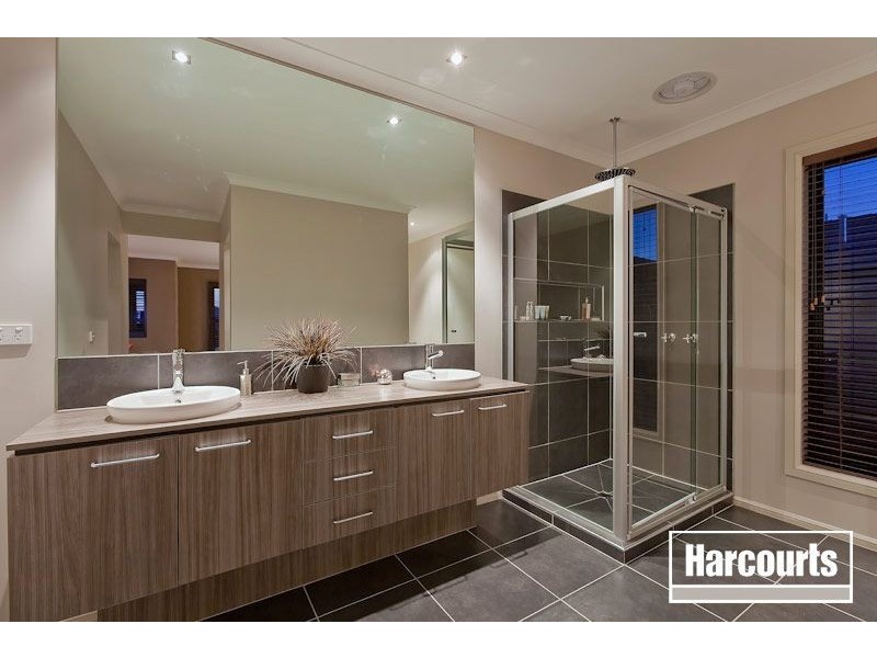 8 Bronson Circuit, Cranbourne North VIC 3977