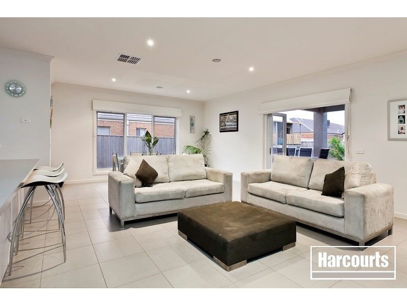 152 Berwick Springs Promenade, Narre Warren South VIC 3805