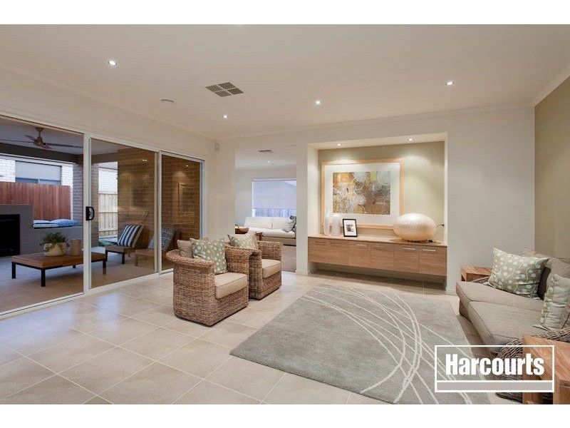 10 Peisley Crescent, Cranbourne East VIC 3977