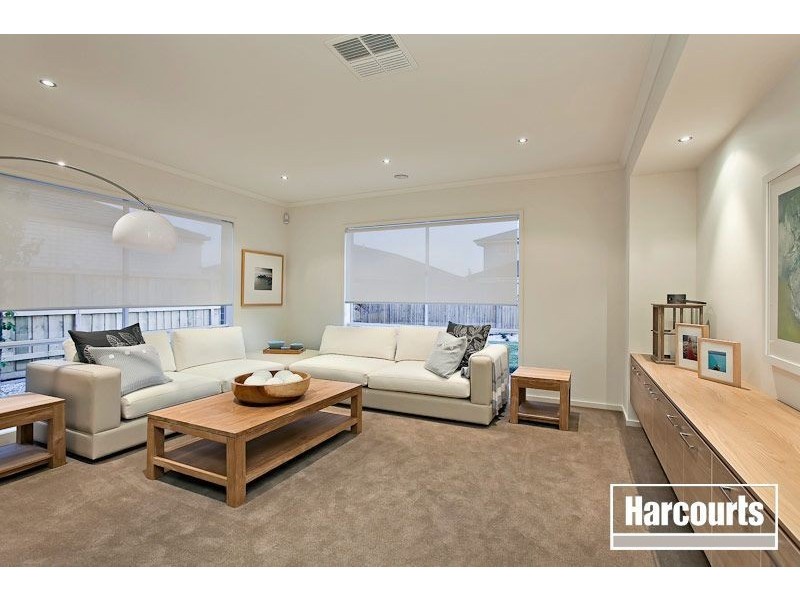 10 Peisley Crescent, Cranbourne East VIC 3977