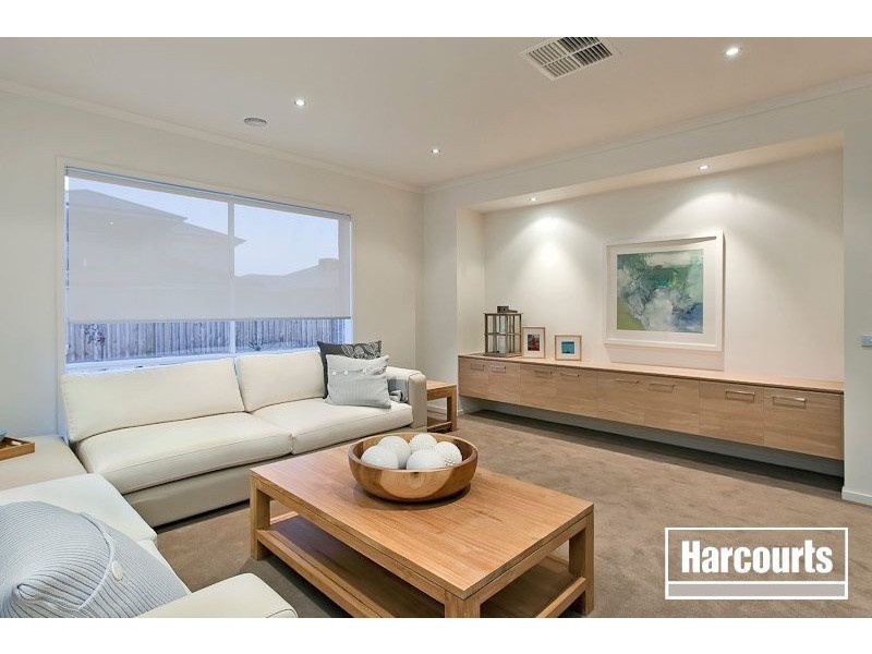 10 Peisley Crescent, Cranbourne East VIC 3977