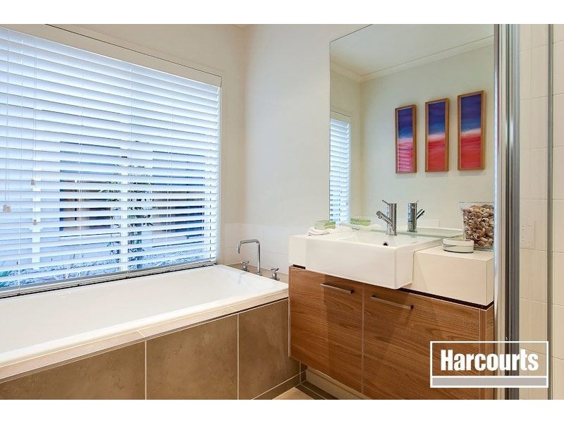 10 Peisley Crescent, Cranbourne East VIC 3977