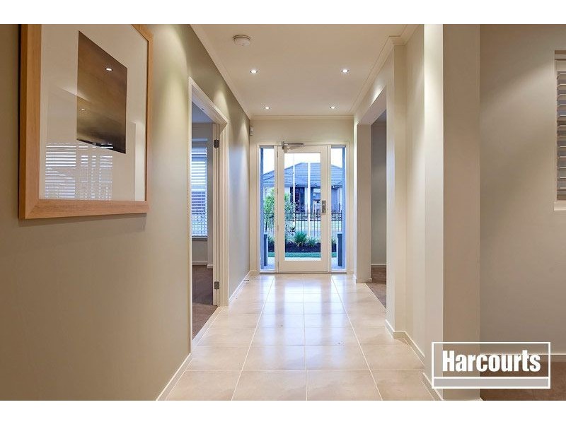 10 Peisley Crescent, Cranbourne East VIC 3977
