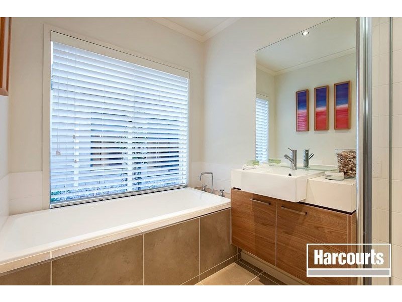 10 Peisley Crescent, Cranbourne East VIC 3977